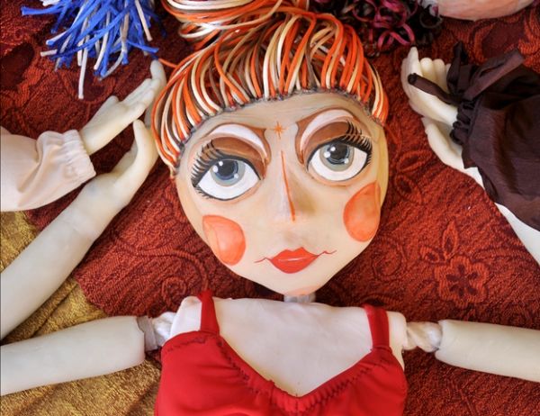 Teatro de Brinquedo dá vida aos bonecos em experiências cênicas
