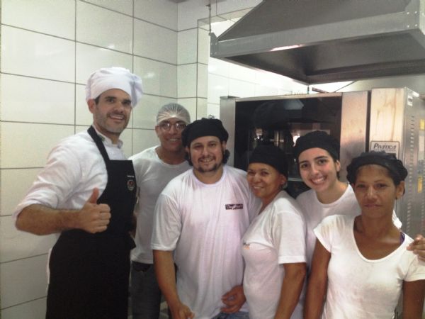 Tolentino Neto com sua equipe de cozinha do Restaurante Dom Apetite, em Cuiab