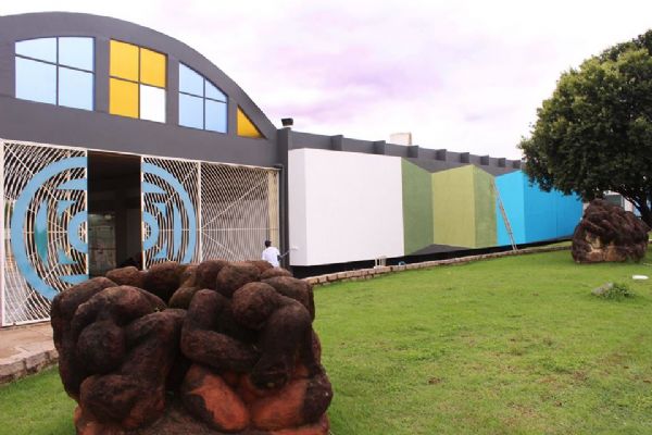 Centro Cultural da UFMT ganha novas cores com interveno artstica de Ana Ruas