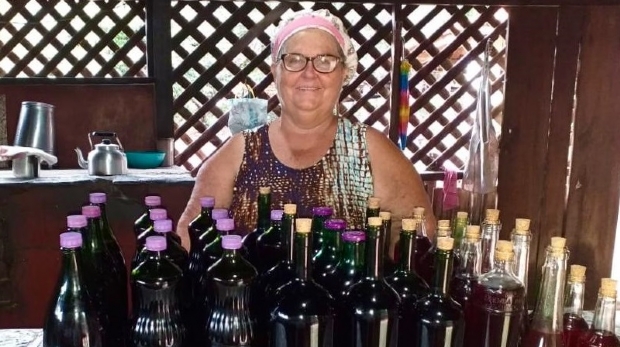 Mato-grossense de 60 anos produz vinho de jabuticaba com frutas de seu quintal