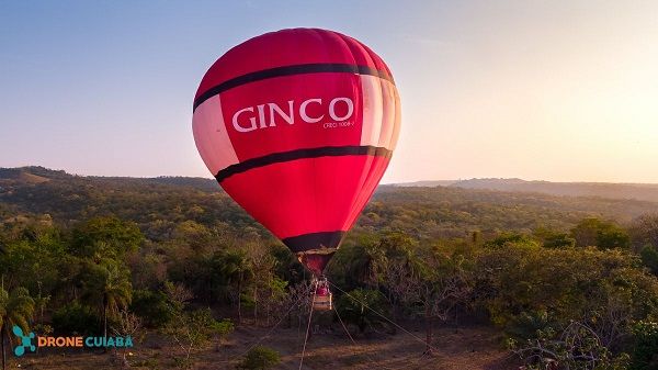 Famílias participam de voo de balão em Chapada para ver condomínio Florais 'do alto'