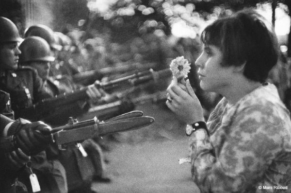 Washington, 1967. Manifestante pede paz no Vietn