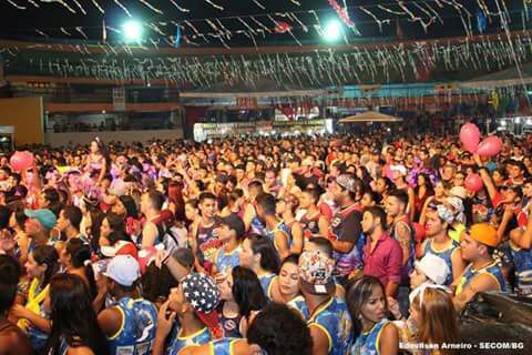 Carnaval de Barra do Garas rene milhares de pessoas na primeira noite de folia