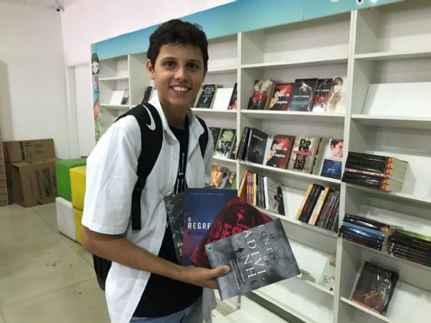 O estudante Gustavo Pinto Oliveira Coelho aproveitou o feiro para comprar livros que queria e alguns que no conhecia