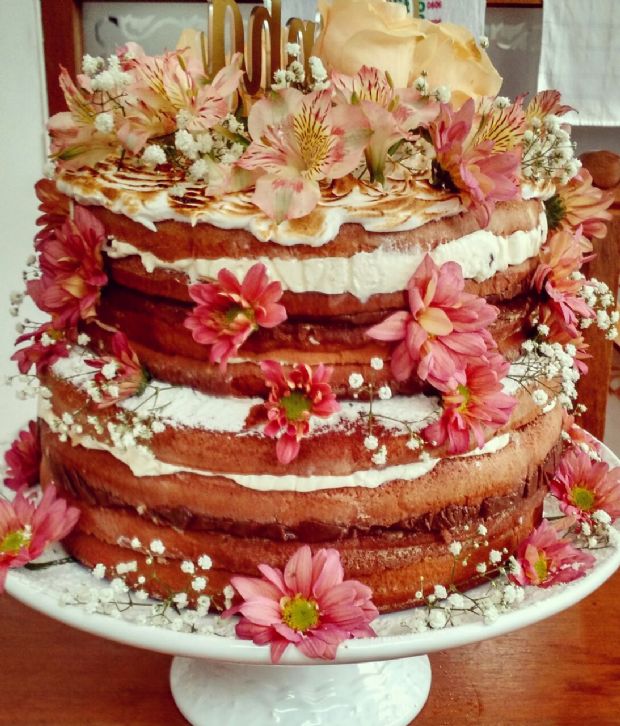 Naked cake decorado com flores