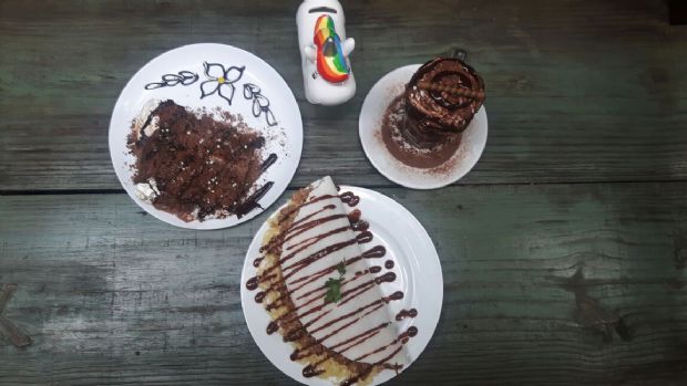 Cafeteria desafia clientes a comer 1kg de tapioca, 35cm de bolo e um milk shake em 30 minutos