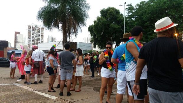 Blocos carnavalescos saem s ruas em Cuiab e buscam resgatar tradio na Capital;  fotos 