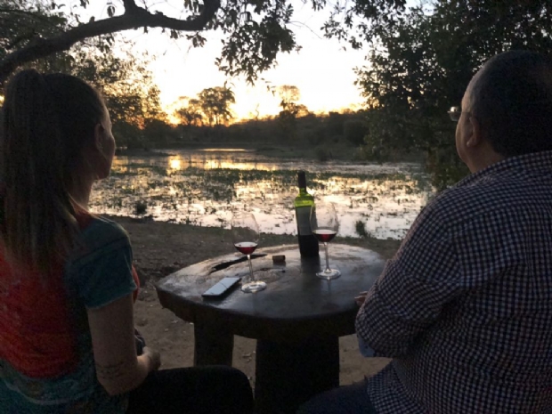 Pedro Taques e namorada visitam pousada Araras Eco Lodge no Pantanal