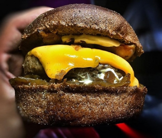 Saxofonista e esposa investem em food truck e misturam burger artesanal e baguncinha