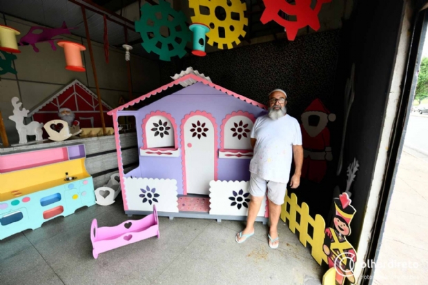 Casal busca resgatar os valores da infncia construindo casinhas de bonecas h mais de 20 anos