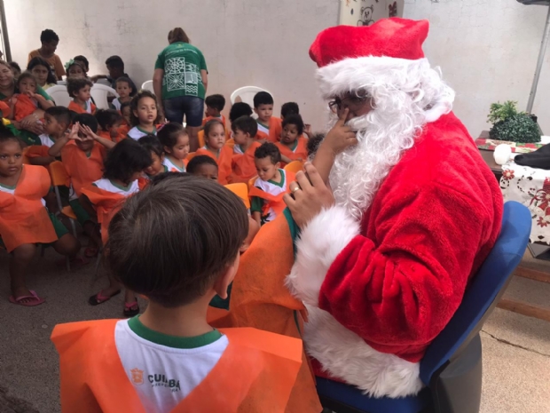 Crianas surpreendem pedindo material escolar no lanamento do 'Papai Noel dos Correios'