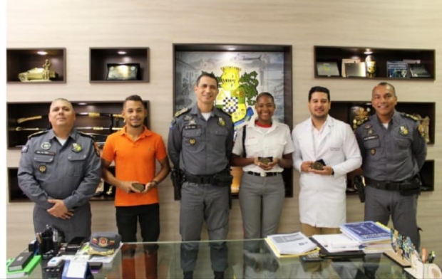 Oftalmologista Dr. Renan Ferreira recebe Moeda Símbolo da Polícia Militar de Mato Grosso