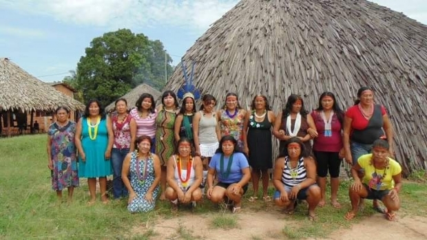 Mulheres indígenas promovem arte têxtil na aldeia do povo Kurâ-Bakairi