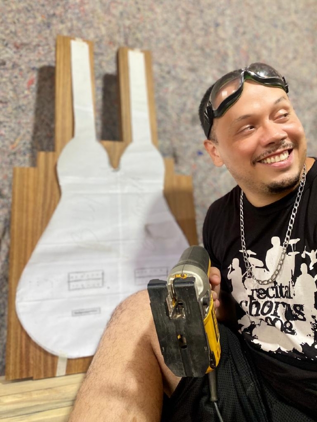 Billy Espndola lana guitarra de cocho com dois braos: agora  possvel tocar qualquer outro gnero musical