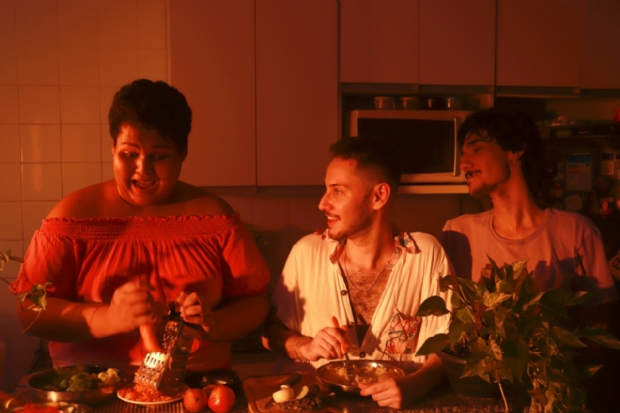 Curta-metragem que aborda HIV e cultura drag faz sucesso em estreia no YouTube