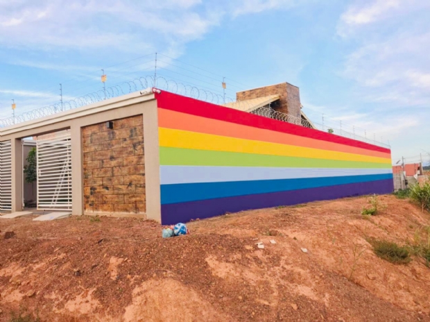 Procurador pinta muro de residncia com cores do arco-ris e local vira ponto turstico