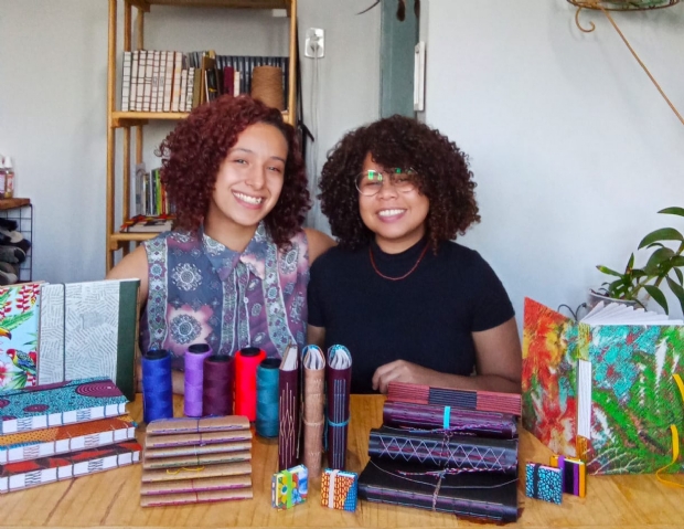 Após perder bolsa, estudante da UFMT se junta com namorada para vender cadernos artesanais