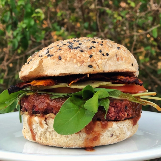 Após se tornar vegana, gastróloga vende hambúrgueres vegetais e kibe de feijão preto: “natural e saboroso”