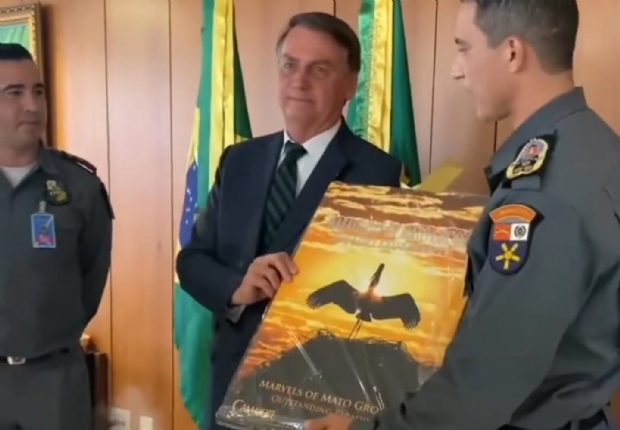 PM entrega livro sobre belezas naturais do estado para Bolsonaro; veja vídeo