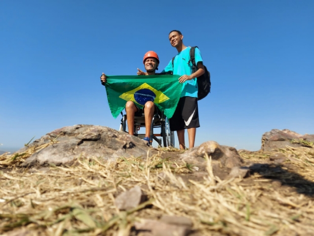 Policial paraplégico sobe Morro de Santo Antônio com amigos; veja fotos e vídeos