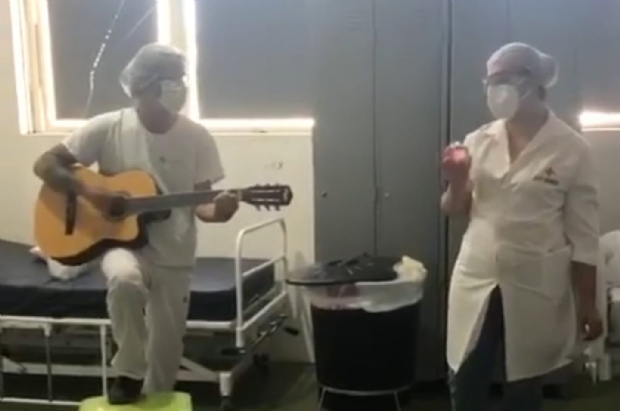 Projeto de vocalista da banda Heris de Brinquedo leva msica para pacientes com covid-19 em Cuiab; veja video