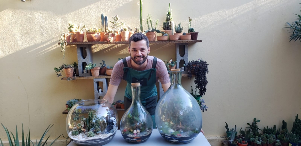 Apaixonado por plantas desde pequeno, biólogo passa a vender terrários e mini-jardins com vidros de leite de coco