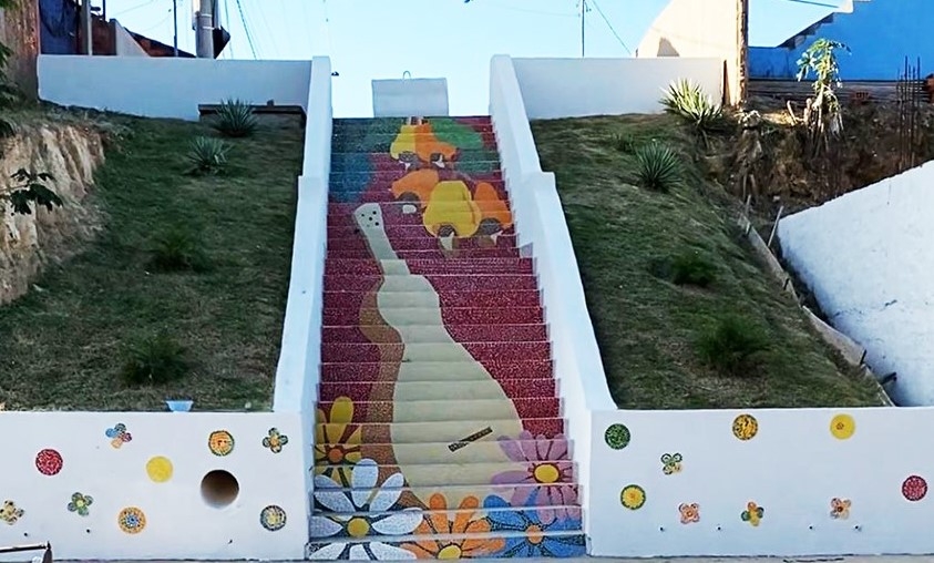 Cuiabá ganha primeira escadaria decorada com mosaico de símbolos regionais após mutirão de moradores