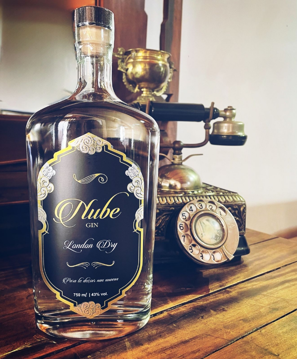 Aps sucesso dos primeiros gins artesanais premium, Nube fecha trio com chave de ouro trazendo clssico London dry
