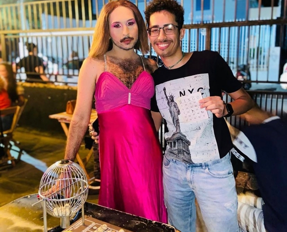 'Bingay' atrai pblico para noites de jogatina apresentadas por drag queen em bar LGBTQIA+ de Cuiab