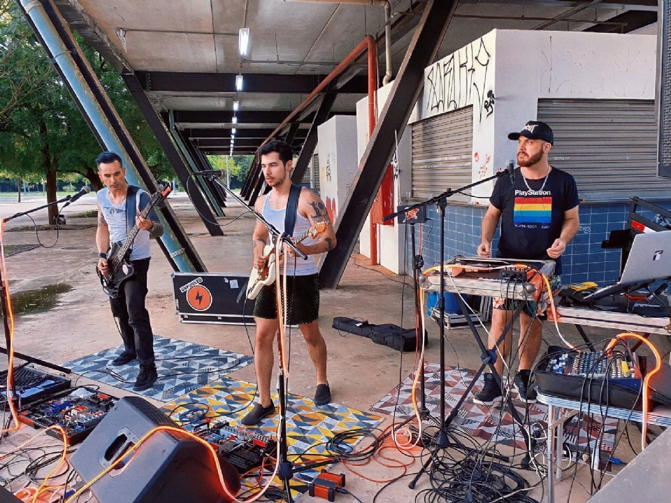 Banda cuiabana 'Unpunked Sound' rene repertrio diverso que vai do punk ao funk