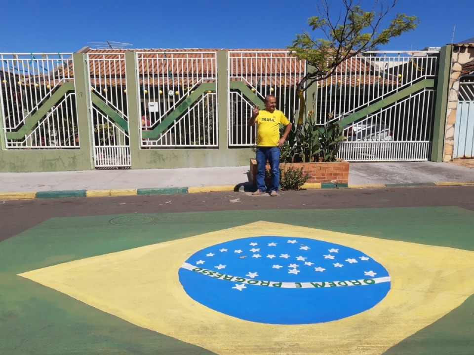 Morador do CPA II decora casa e pinta bandeira do Brasil: sinto falta da rua cheia de torcedores'