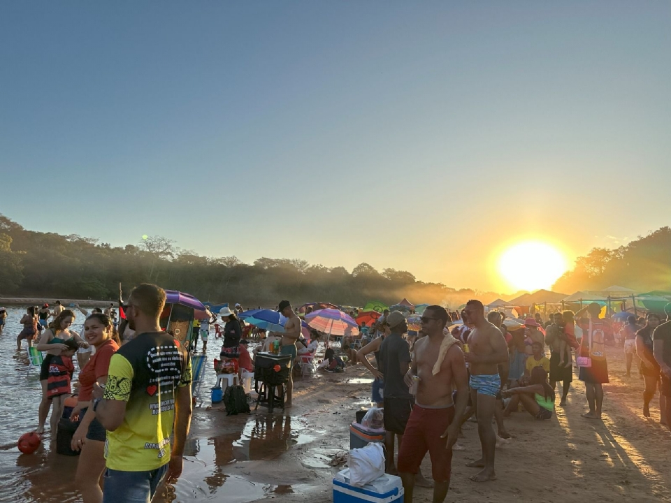 Com bangals e shows gratuitos, turistas brasileiros e de outros pases viajam para praia de gua doce em MT