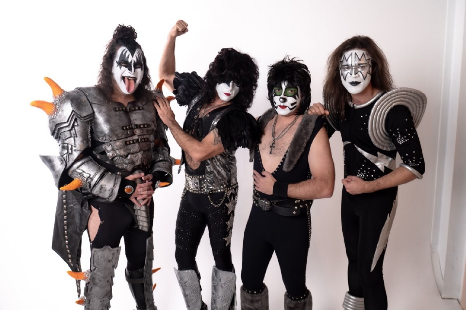 'Rock and roll all nite': Malcom recebe show de cover nacional da banda Kiss