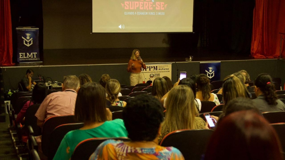 Mentora prope 'jornada motivacional' em palestra no Teatro Zulmira Canavarros