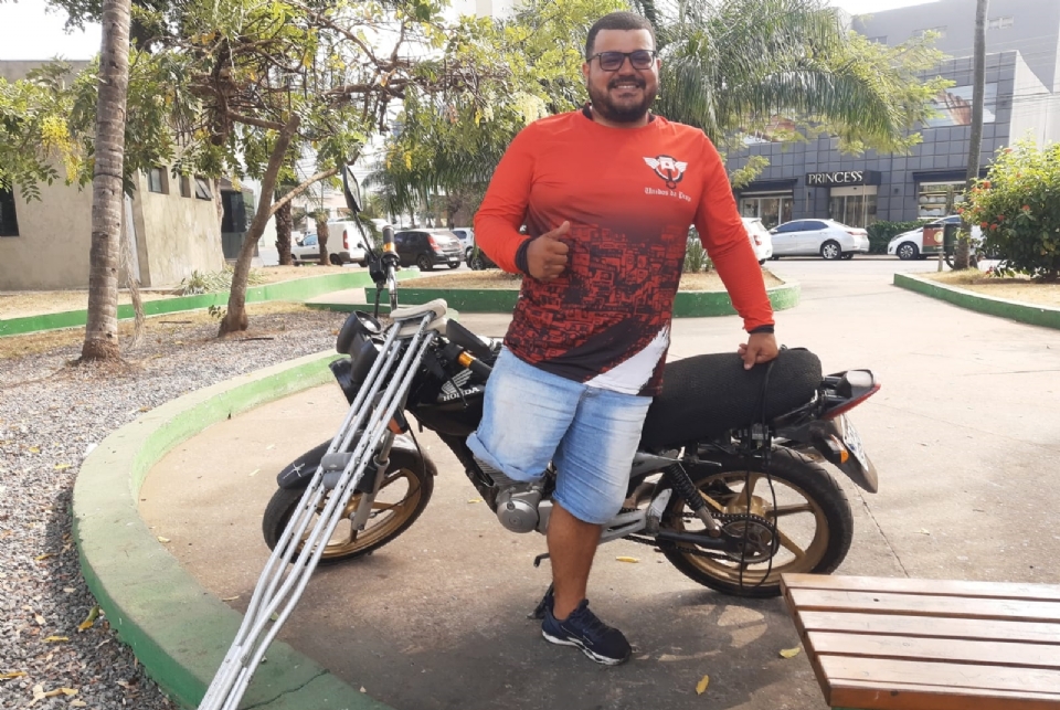 Motociclista que teve perna amputada em acidente  entregador em Cuiab: 'fao por necessidade'