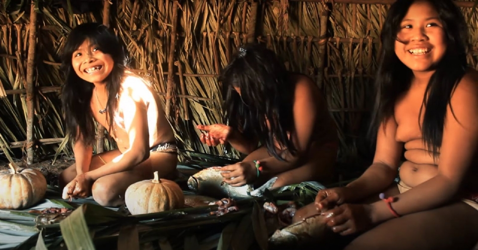 Jovem indgena lana documentrio que retrata ritual de passagem de mulheres do povo Nambikwara