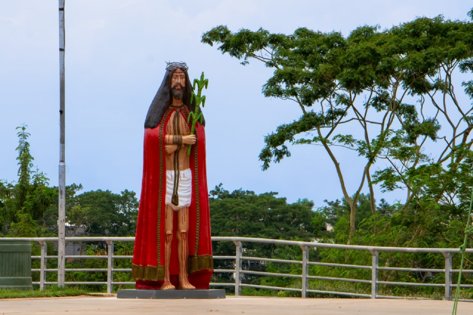 Orla do Porto recebe escultura do Senhor Bom Jesus de Cuiab com mais de trs metros de altura