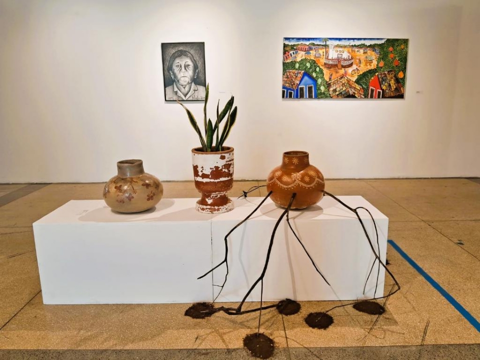 Galeria de Cuiab recebe exposio inspirada nas memrias familiares de artistas cuiabanos