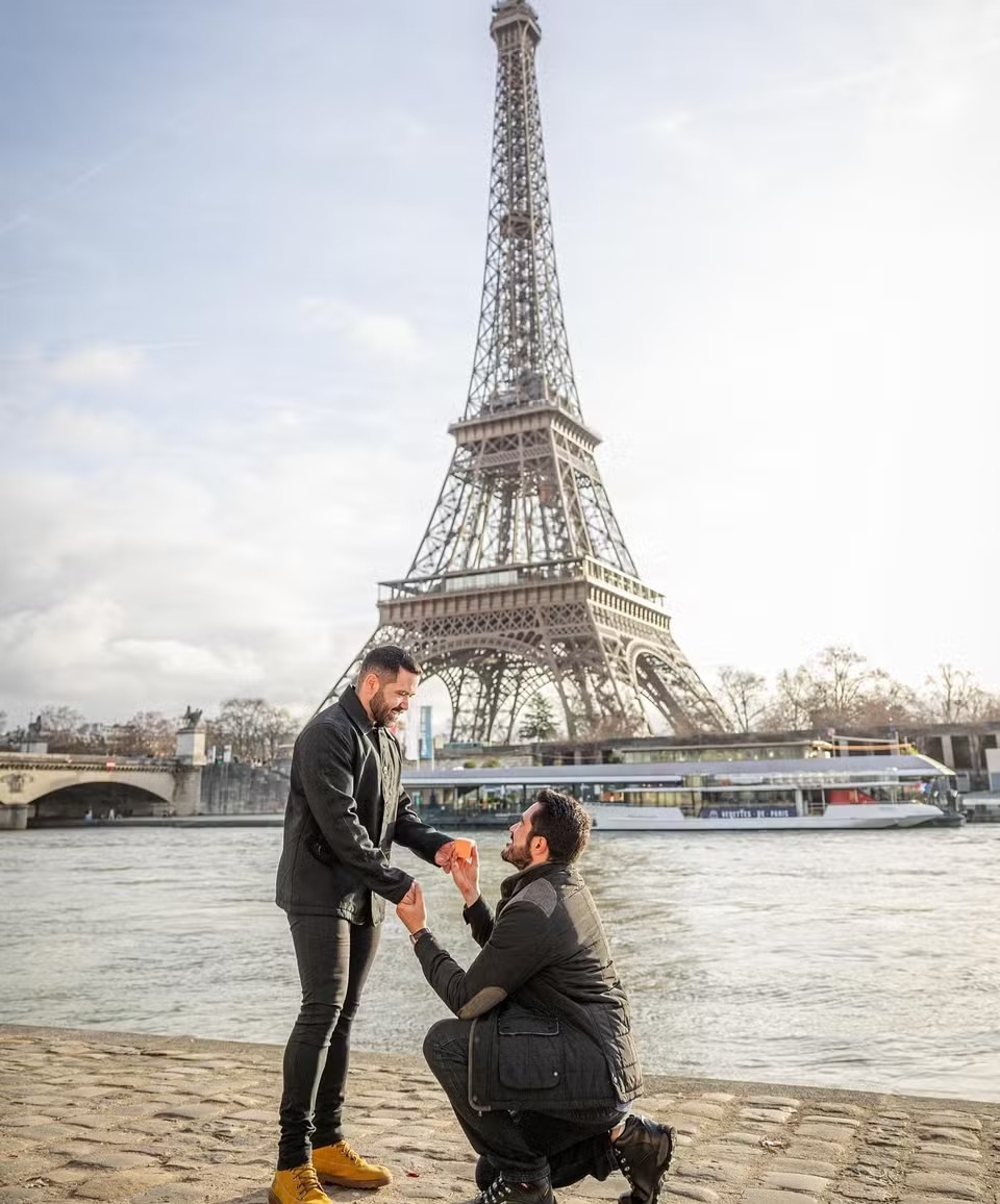 Mdico pede namorado em casamento na frente da Torre Eiffel em Paris; veja vdeo