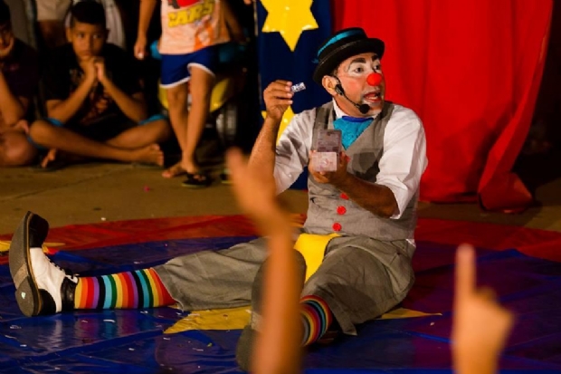Espetculo circense  exibido gratuitamente no Parque das guas neste sbado