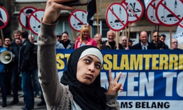 Jovem muulmana ridiculariza manifestao islamofbica com selfies bem-humoradas