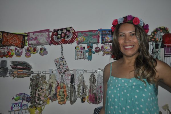 Artes cuiabana faz sucesso com tiaras de flor e novas tendncias