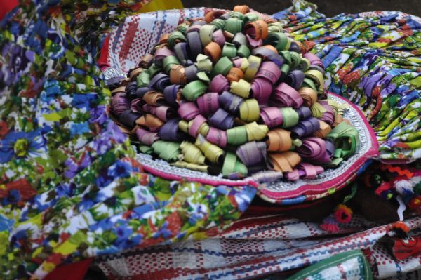 Peruanos expe alegria e artesanatos coloridos em Cuiab
