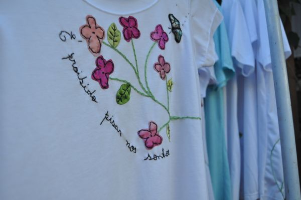 Frases de msica, bordado e cultura cuiabana nas camisetas da Mary Jay