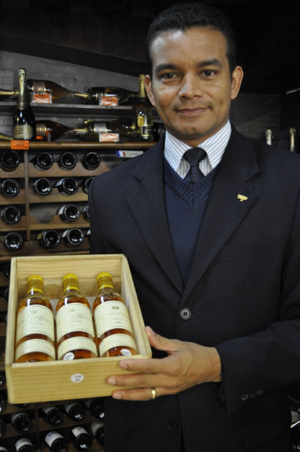 O consultor de vinhos do supermercado Big Lar, Mrio Marcio de Campos, com o rtulo mais caro do local que custa mais de R$ 3 mil