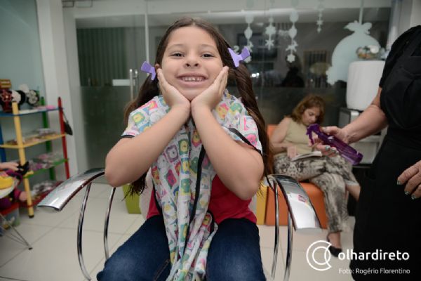 Gabriela, 6,  filha de Lena e sempre corta o cabelo no salo