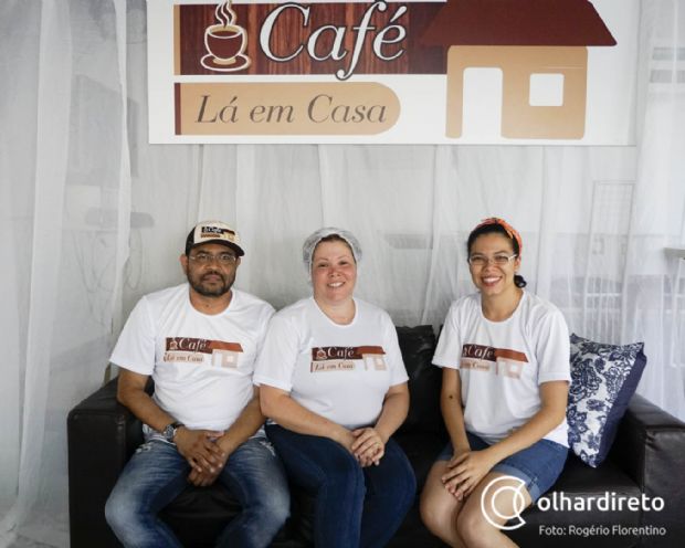Contadora oferece caf da manh com buffet livre em ambiente familiar no quintal de casa
