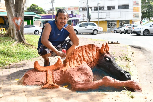 Passando por Cuiab, equatoriano viaja o mundo h 23 anos esculpindo em madeira e areia