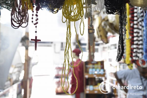 De vela 'para brochar' a imagens de santos: Conhea a loja religiosa mais antiga de Cuiab