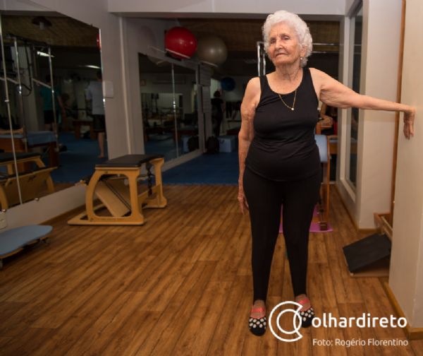 Depois de tratamento ps cirrgico, cuiabana de 92 anos pratica pilates por prazer e comemora bem-estar
